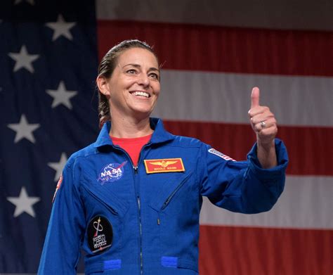NASA Astronotu Nicole Mann’in Mikro Yerçekiminde Ağırlıksız Uçan Bir Su Küresinden Kırıldığı İnanılmaz Görüntü